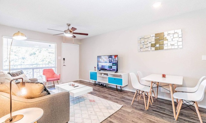 Dawson Apartment | SoCo 1BR suite, king bed, close to Downtown