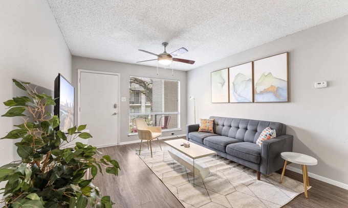 Pleasant Valley Apartment | SoCo 2BR corner suite, king bed, fast WiFi