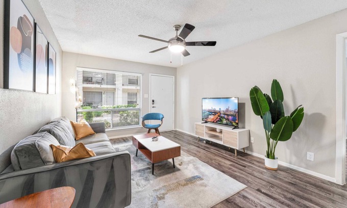 Pleasant Valley Apartment | SoCo 2BR cozy suite w/pool, king bed, fast WiFi