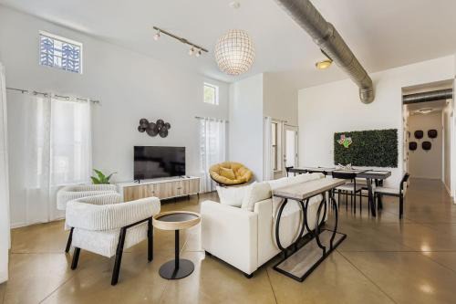 South Lamar House | SoCo Retreat - Escape for 8 - EV Charger Available