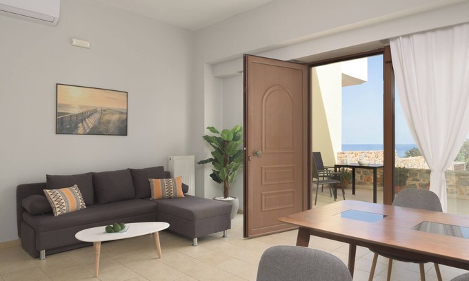 Koutouloufari Apartment | Sofia's Modern Apartment 1, 15 minutes walk from Chersonisos center