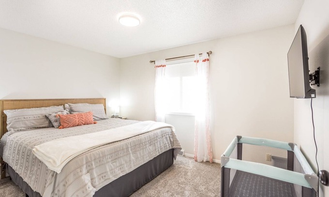 Sioux Falls House | Sojourners Cozy Retreat-Heart of SF-4bd | 2 ba