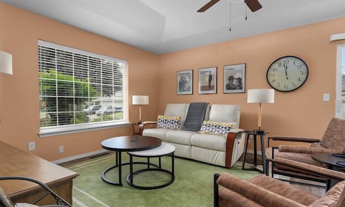 Keizer House | Solar Half-Plex with Chic Style in Country Glen