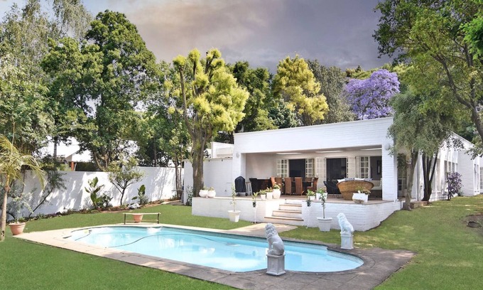 Greater Johannesburg Metropolitan Area Villa | SOLAR POWER, FIBRE, SECURE. Enjoy all city living can offer with a country feel.