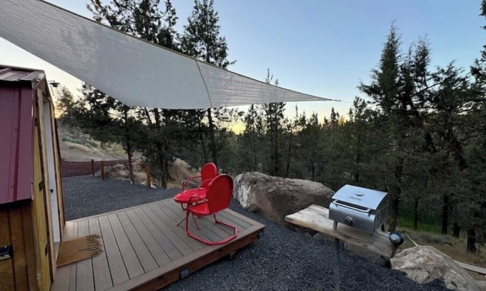 Redmond Cabin | Solar powered little cabin. Private deck and remote setting; minutes from town.