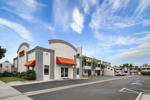 Anaheim Resort Hotel | Solara Inn and Suites