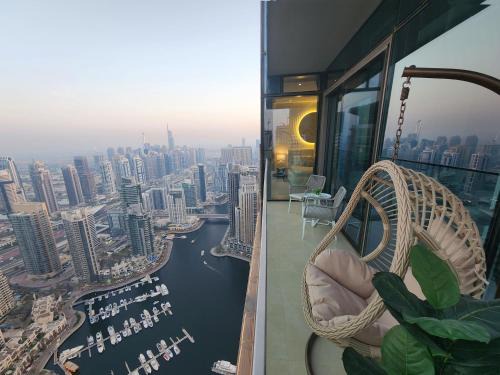 Dubai Marina Apartment | SOLARTE Luxe - Marina Gate - Spectacular Pools with Marina Views