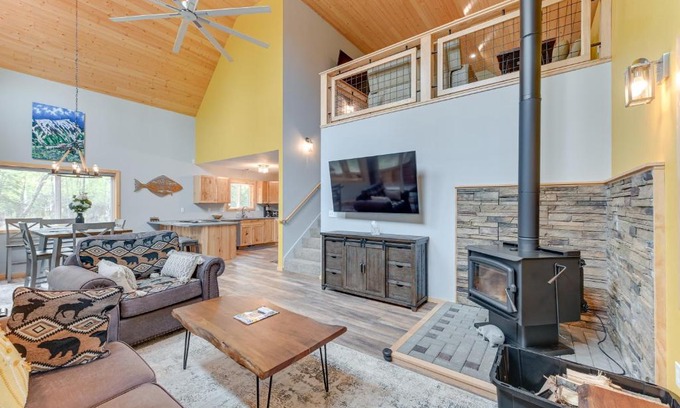 Kalifornsky House | Soldotna Home with 2 Living Areas and Spacious Porch