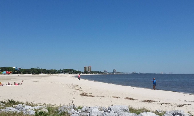 Mississippi City Cottage | SOLE- E-MAREnSUN and SEAnWe offer discounts to Snow-Birds and Military
