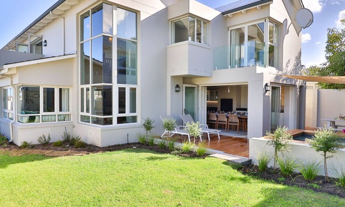 Voelklip House | Somer Sout | Contemporary Villa with Splash Pool, Pizza Oven & Mountain Views near Langbaai