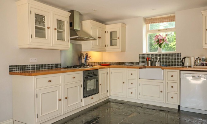 Chippenham Cottage | SOMERFORD COTTAGE, family friendly, with open fire in Malmesbury