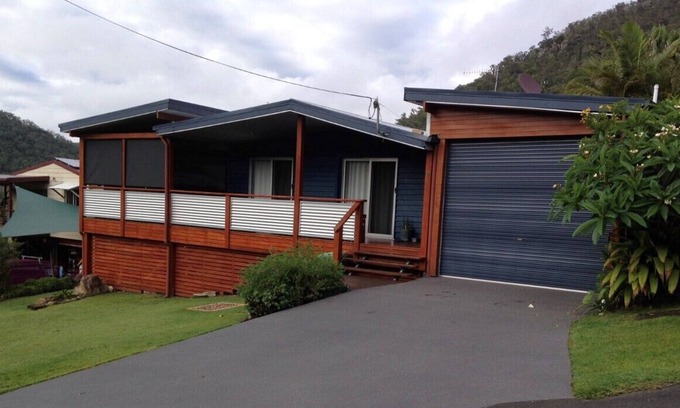 Somerset Dam House | Somerset Blue Holiday House