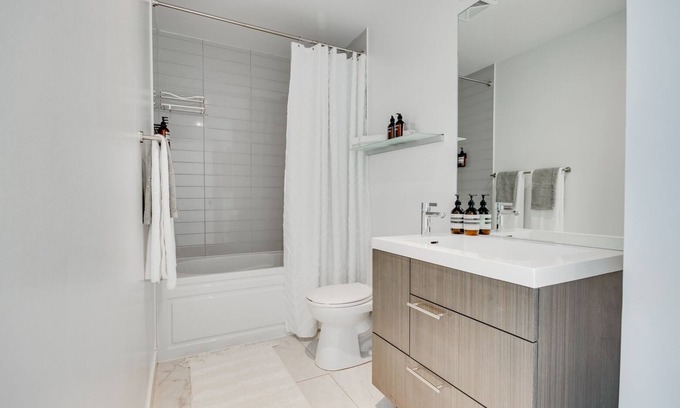 Toronto Entertainment District Condo | Somnus Luxury 1 bedroom downtown Toronto. Full condo.