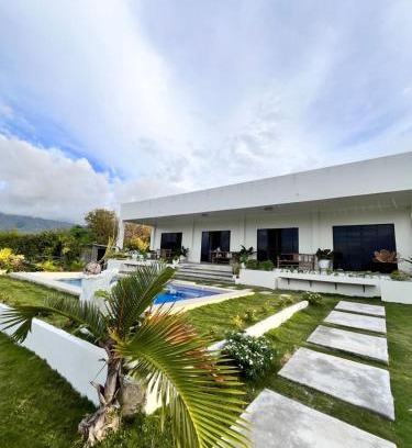 Badian House | Sondela Lambug Room1 pool mountain view