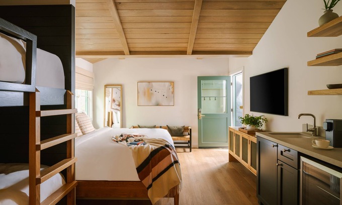 Laguna Beach Apartment | Sonder Woods Cove | King Room w/Bunk Beds