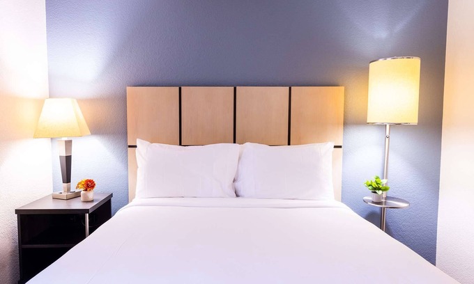 Stafford Hotel | Sonesta Simply Suites Stafford
