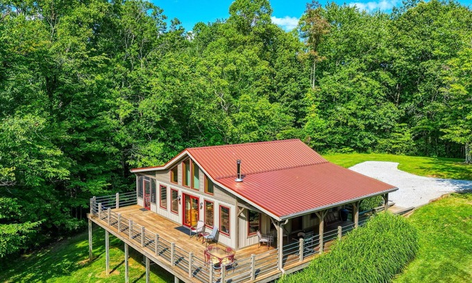 Laurelville Cabin | Songbird Cabin | Private Trails | Covered Hot Tub