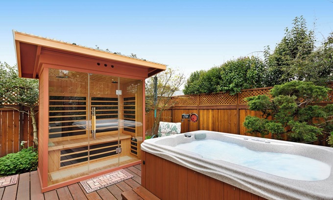Santa Rosa House | Sonoma County stunner near wineries & parks with hot tub & garden - walkable