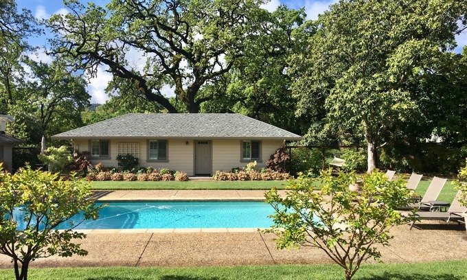 Santa Rosa Cottage | Sonoma Rosso: Poolside Luxury for 2