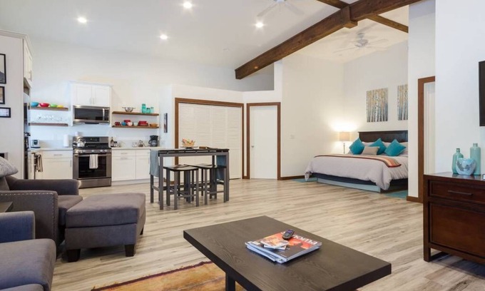 Sonoma House | Sonoma Wine Lovers Getaway - A Pleasant Stroll to the Sonoma Plaza