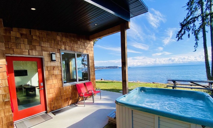 Sooke Cabin | Sooke Oceanfront with hot tub and King bed!