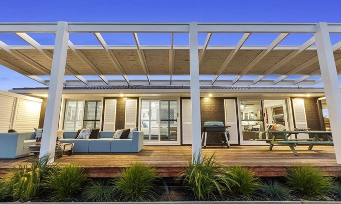 Burnett Heads House | Soothed by the sights and sounds of the sea, the Quirky Black Shack beckons!