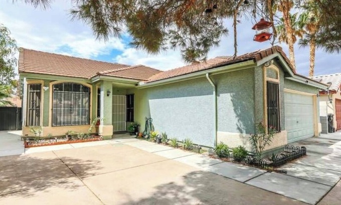 Orchards House | Soothing 3-bedroom house with AC and POOL in vibrant Las Vegas