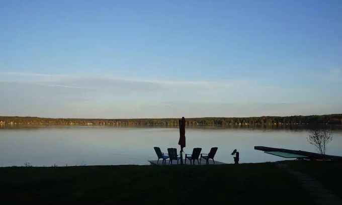 Springwater Cottage | Soothing 4-Season Work & Play Lakehouse