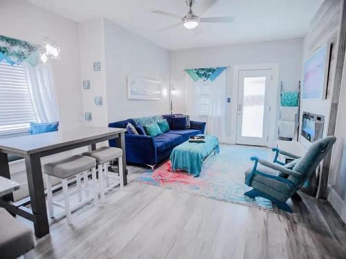 Nederland House | Soothing Blues in Peaceful 2BR 1BA Cottage