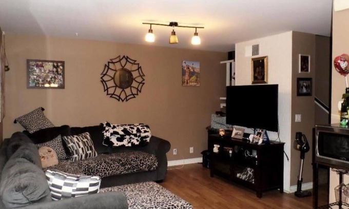 La Presa House | Soothing townhome with WiFi in Spring Valley