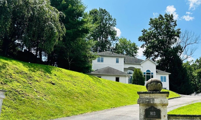 Broomall Apartment | Sophia's Flat A-No Step/Pet Friendly at Quiet & Peaceful Suburb