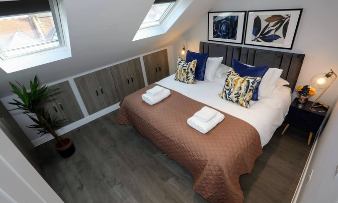 North Finchley Apartment | Sophisticated 3Bedroom/2Bathroom Pet-Friendly Duplex Flat w/FREE WIFI