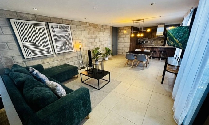 Downtown Guadalajara Apartment | Sophisticated Loft w/Gym & Dedicated Coworking Zone | 2 BD | Tribu Colón (304)