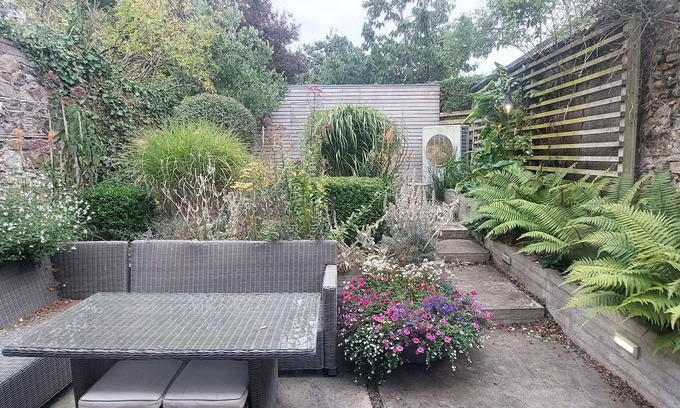 Sutton Apartment | Sophisticated Seafront 3BD Suntrap Landscaped Yard