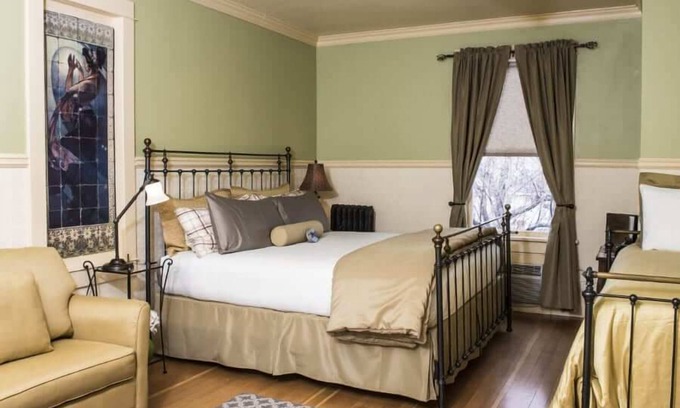 Cody Hotel | Sophisticated Stay Near Cody Night Rodeo & Yellowstone Park Entrance