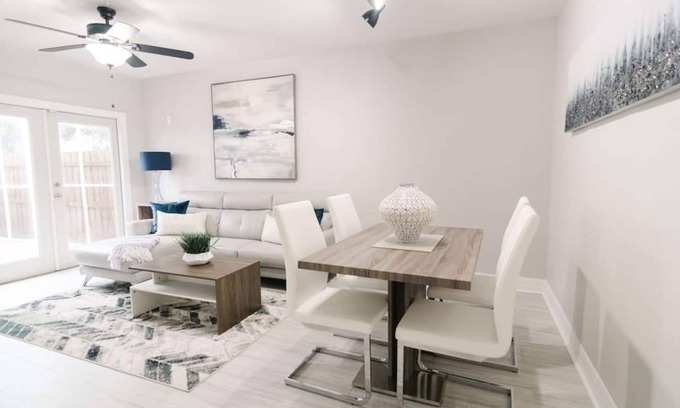 Oakford Park House | Sophisticated Tampa Townhome Conveniently Located Nearby Midtown Tampa & Airport!