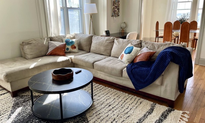 DeBaliviere Place Apartment | Soulful & Central 2/2 w Pool- Bordering Forest Prk