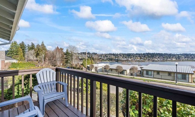 Bremerton House | Sound View Stay-2 BR Duplex Unit w/Water Views