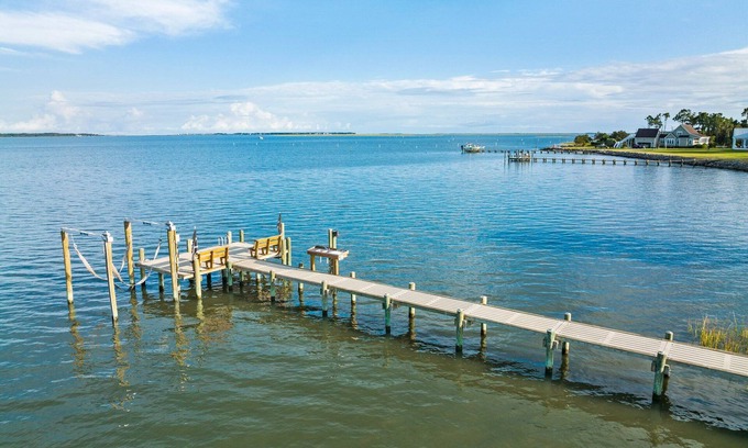 Morehead City House | SOUNDFRONT 3BD/2BA Home in Beaufort with PRIVATE DOCK - ask about bringing BOAT