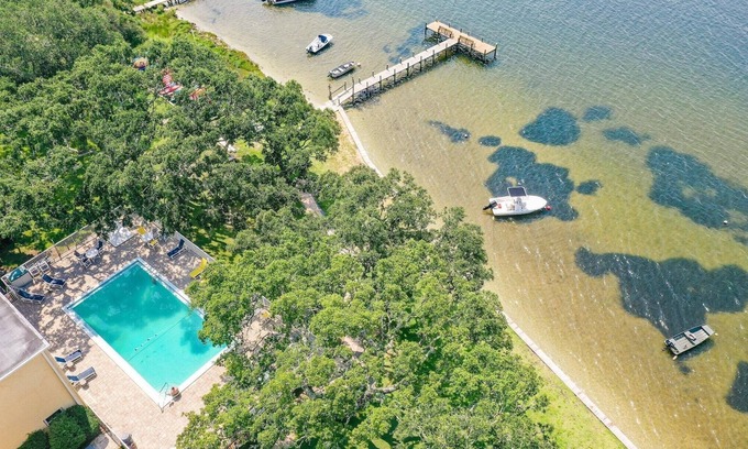 Mary Esther Condo | Soundside 2 Bedroom Condo - Pool & fishing dock