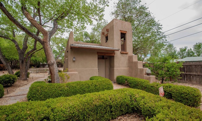 Los Ranchos de Albuquerque Apartment | South Foxfire Casita @ SantuaRio Grande-Quintessential New Mexico Casita+Firepit