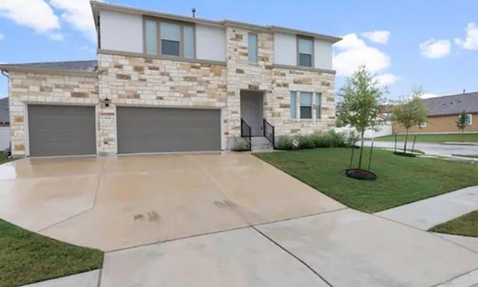 Austin House | South Austin Special- 10% Monthly Discount House w/5 Bedrooms/5 Queen Beds.