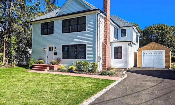 Bellport House | South Bay Holiday New Renovation in Bellport Village