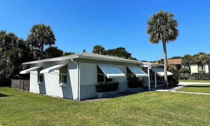 Vero Beach House | SOUTH BEACH & PARK at your Doorstep DOLPHIN COTTAGE Comfy Fun Vero Beach