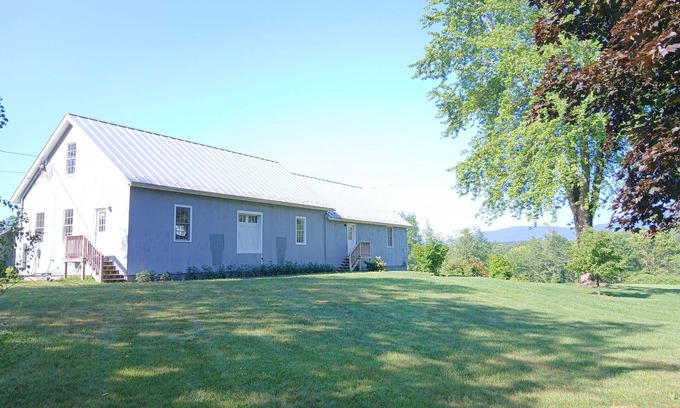Sheffield House | South Berkshire Barn Apartment with Stunning Views