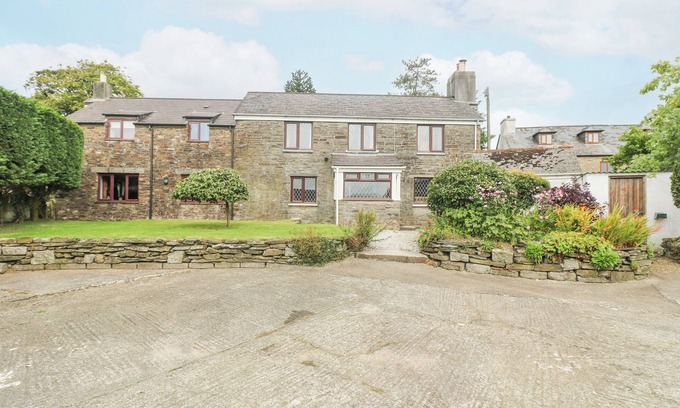 Liskeard House | SOUTH BODUEL FARMHOUSE, pet friendly, with open fire in Liskeard