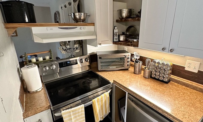 Martin Acres House | South Boulder 2bdrm Condo, super cute, quiet & cozy. (Pet friendly)