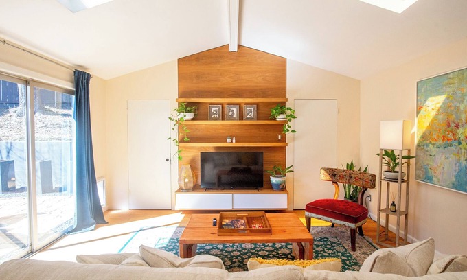 Dawson House | South Congress Retreat - A Vibey Stay Close to Bars, Shops, Music Venues & Hikes