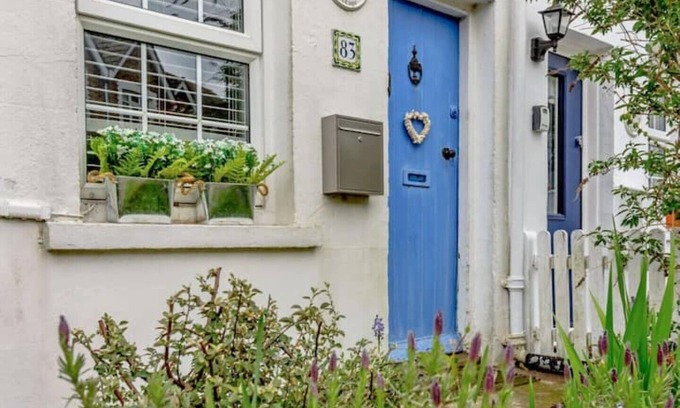 Eastbourne Seafront Cottage | South Downs - Seaside Cottage with DBL + Sofa Bed