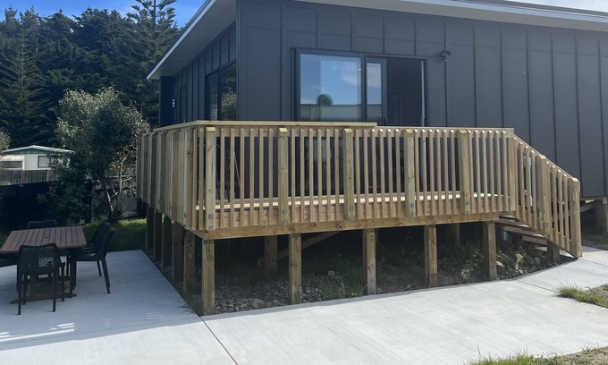 Waitarere Beach House | South End Sanctuary, 250m from forest & beach entrance. Pet Friendly!nn